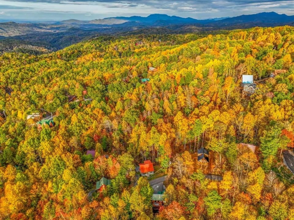 Cozy Smoky Cabin - Arcade, Hot Tub & BBQ Cabin in Gatlinburg