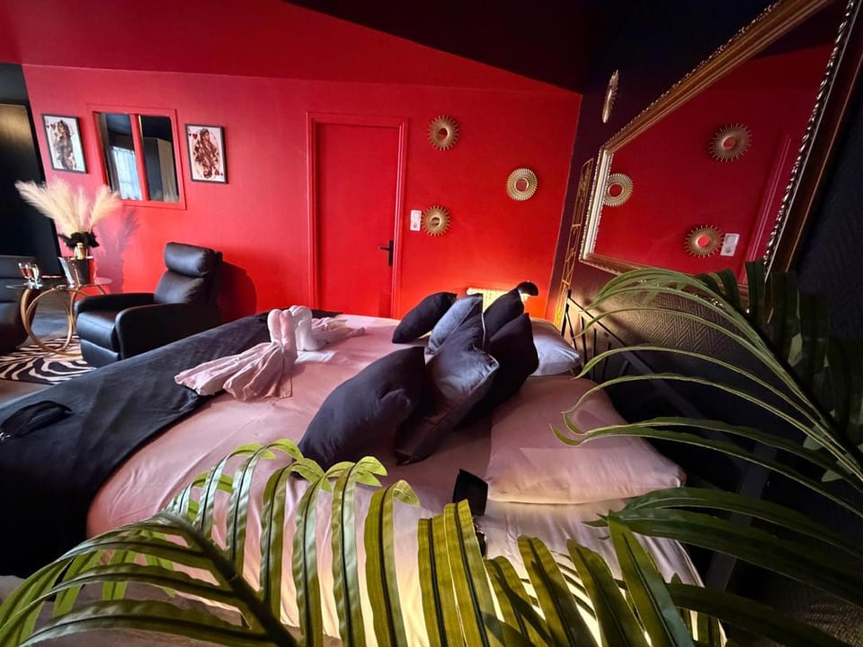 Bed, Living room, Photo of the whole room, Bedroom
