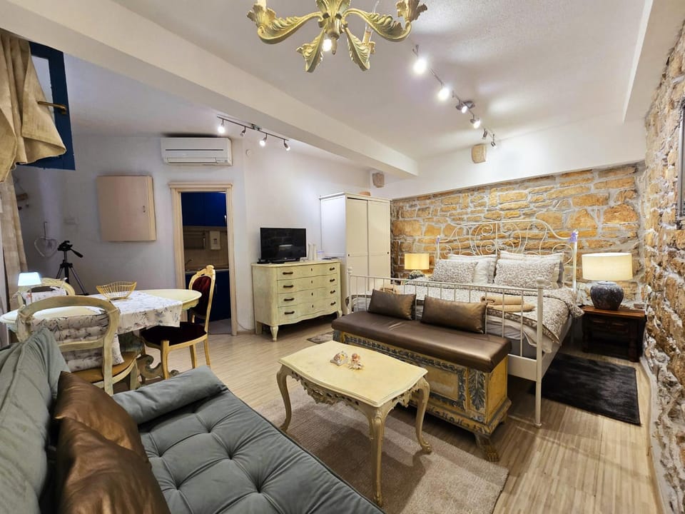 Bed, TV and multimedia, Living room, Photo of the whole room, Seating area, Bedroom, air conditioner