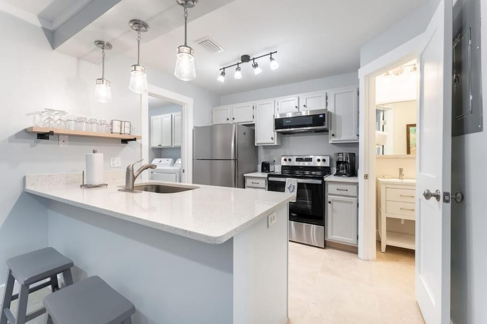 Steps from Beach! First Level Condo, Walk to Pier House in Saint Simons Island