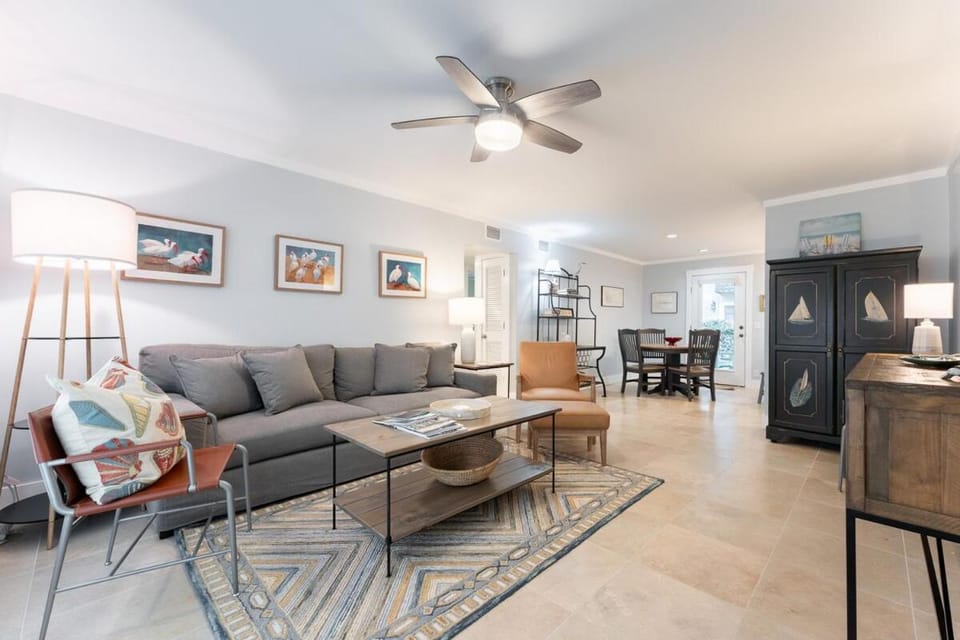 Steps from Beach! First Level Condo, Walk to Pier House in Saint Simons Island