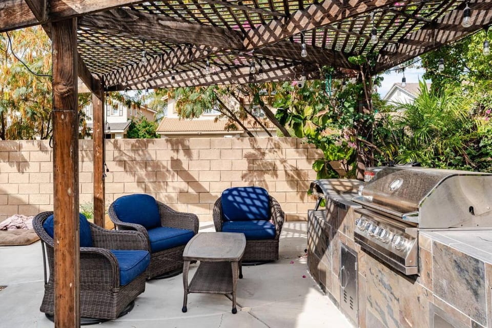 Fully Furnished room with swimming pool, and Easy Parking in Peaceful Temecula Home Hotel in Temecula