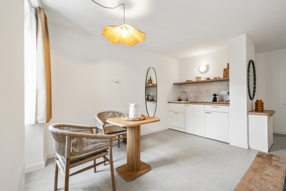 Kitchen or kitchenette, Dining area, minibar