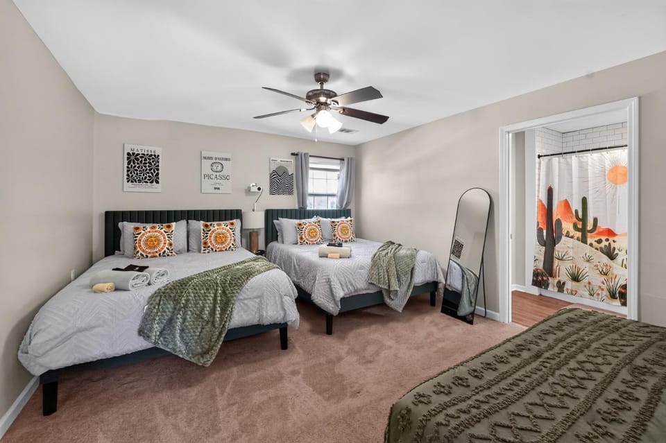 Bed, TV and multimedia, Bedroom