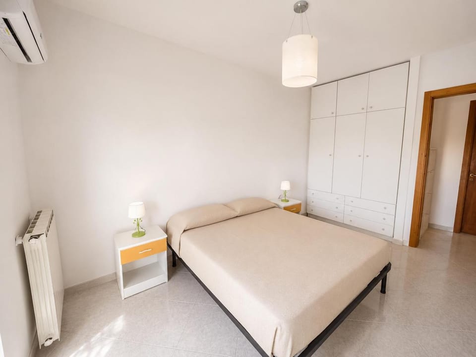 Bed, Photo of the whole room, Bedroom, wardrobe, air conditioner