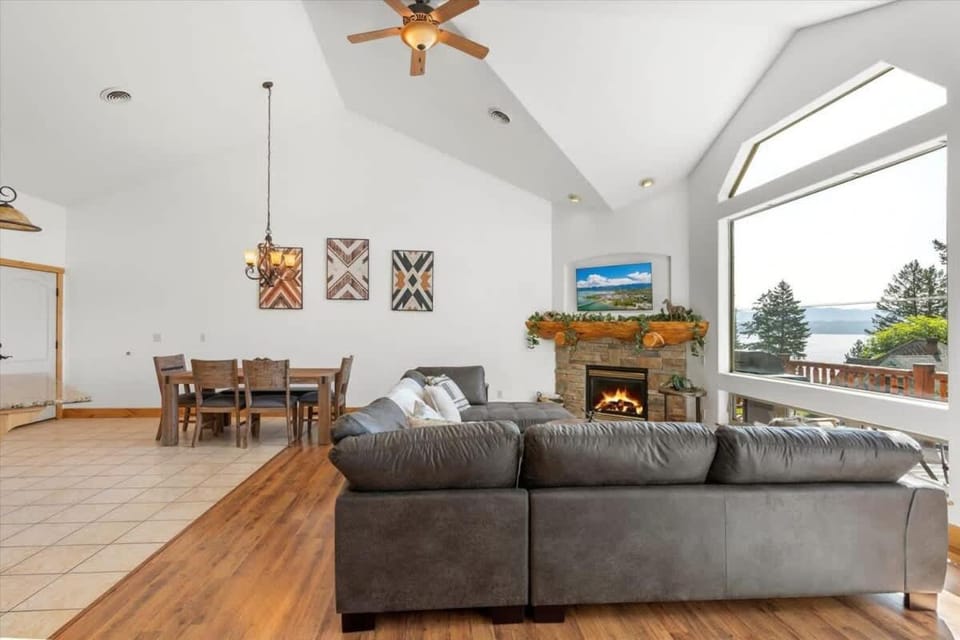 TV and multimedia, Living room, Seating area, Dining area, fireplace