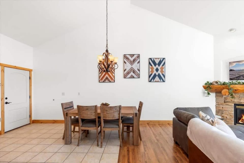 TV and multimedia, Living room, Seating area, Dining area