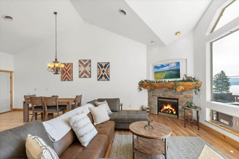 TV and multimedia, Living room, Seating area, Dining area, fireplace