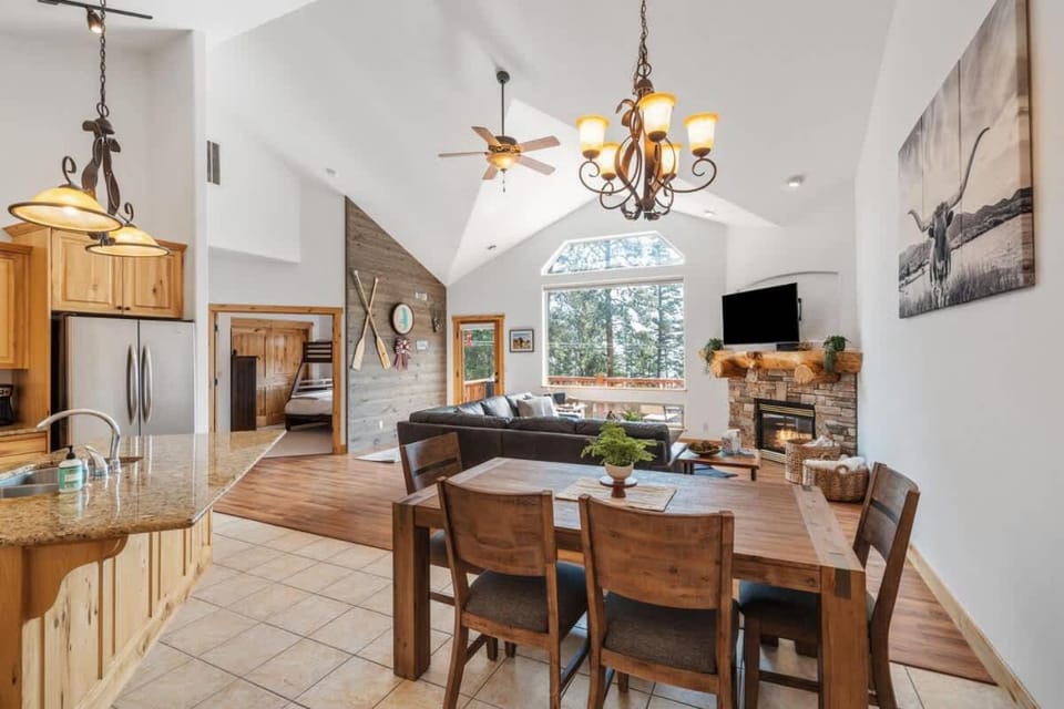 TV and multimedia, Kitchen or kitchenette, Living room, Seating area, Dining area