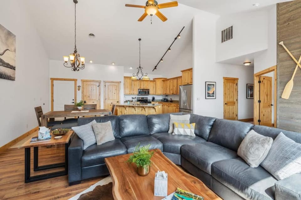 Kitchen or kitchenette, Living room, Seating area, Dining area, stove