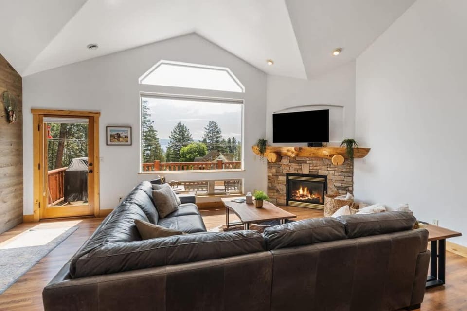 TV and multimedia, Balcony/Terrace, Living room, Seating area, fireplace