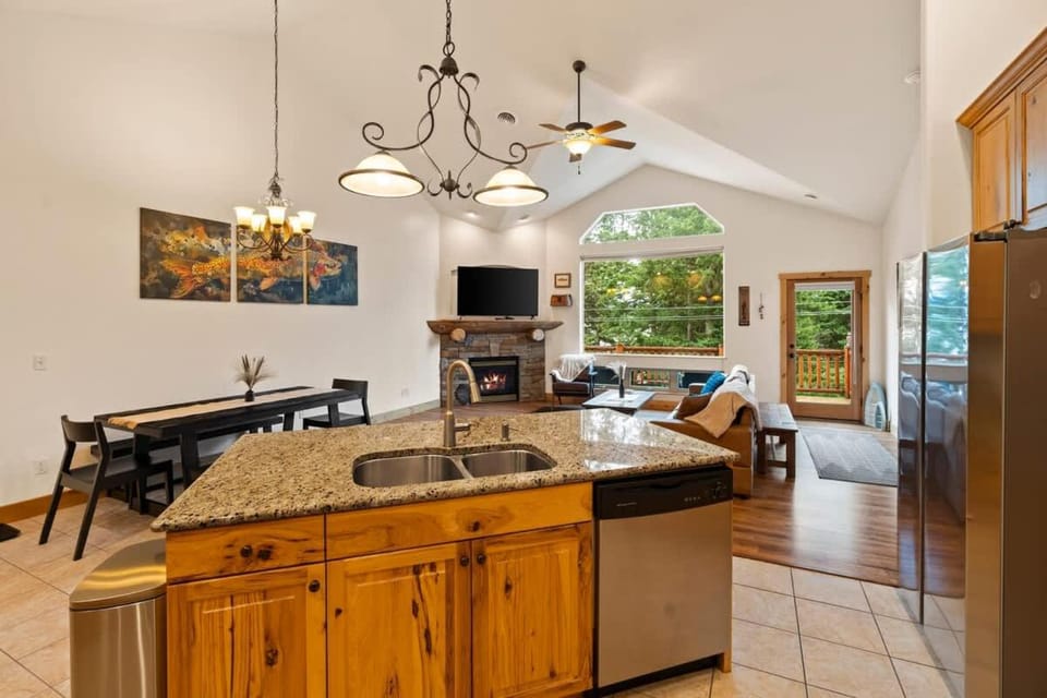 TV and multimedia, Kitchen or kitchenette, Living room, Seating area, Dining area, fireplace