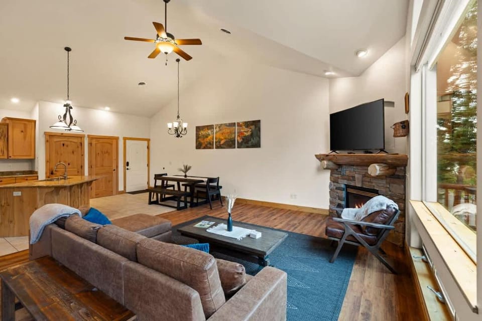Facade/entrance, TV and multimedia, Kitchen or kitchenette, Living room, Seating area, Dining area, fireplace