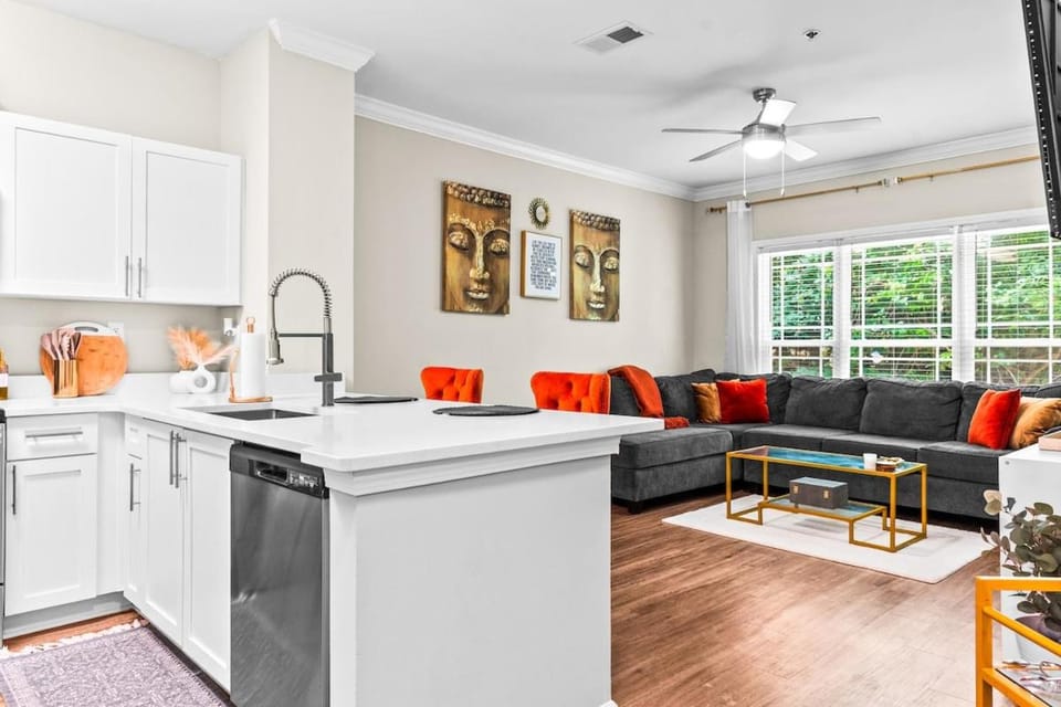 Cozy Oasis, Mins from ATL, Free Parking and Pool Apartment in Chamblee