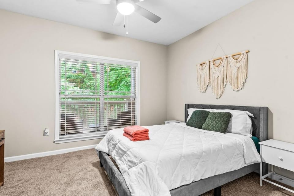 Cozy Oasis, Mins from ATL, Free Parking and Pool Apartment in Chamblee