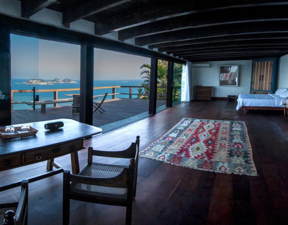 Photo of the whole room, Sea view