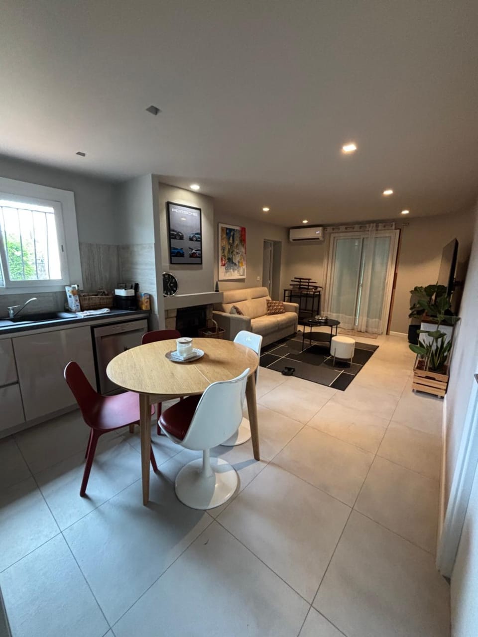 TV and multimedia, Kitchen or kitchenette, Living room, Seating area, Dining area, air conditioner
