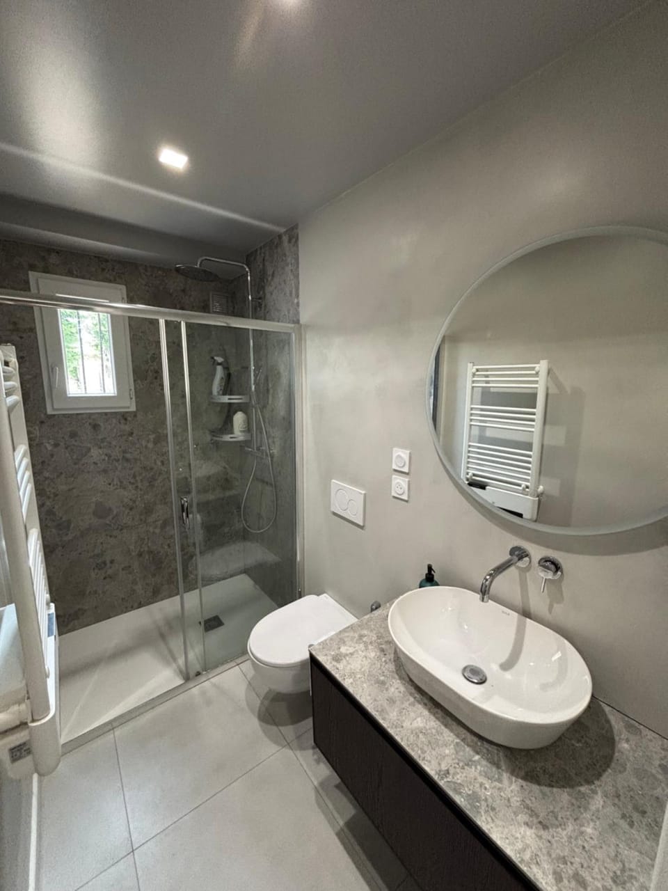 Shower, Toilet, Bathroom, bidet, towels
