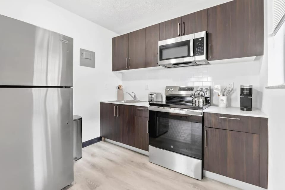 Inviting 2BR Near Beach Airport & Las Olas Apartment in Dania Beach