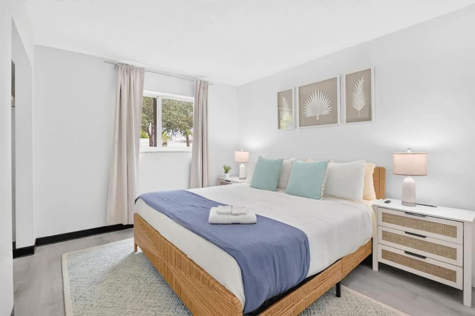 Inviting 2BR Near Beach Airport & Las Olas Apartment in Dania Beach
