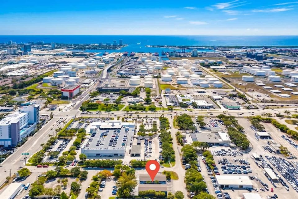 Elegant 2BR Near Beach & Cruise Port Apartment in Dania Beach