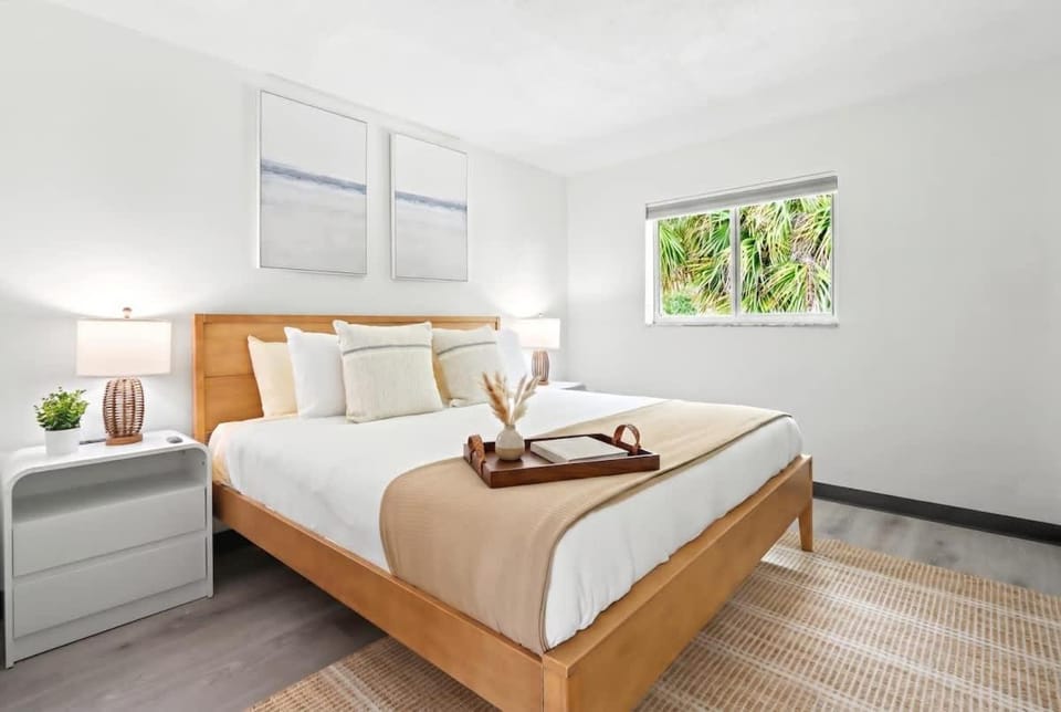 Modern Retreat Near Beach Airport & Las Olas Apartment in Dania Beach