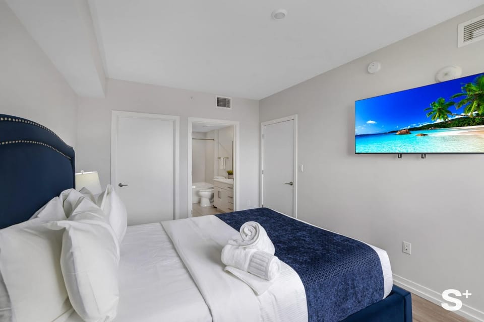 Bed, TV and multimedia, Bedroom, towels, air conditioner