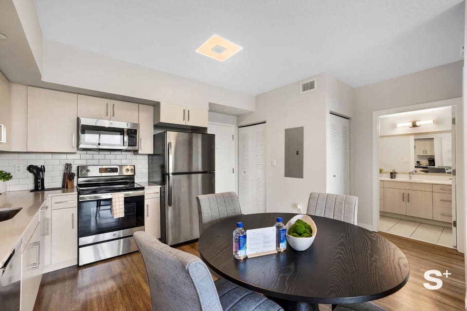 Coffee/tea facilities, Kitchen or kitchenette, Dining area, dishwasher, oven, toaster