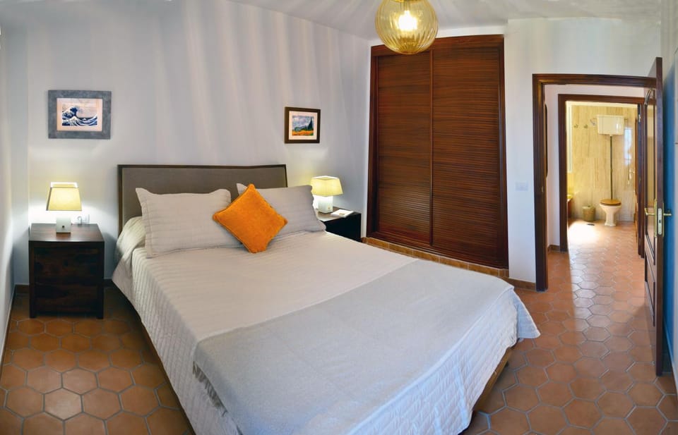 Bed, Photo of the whole room, wardrobe