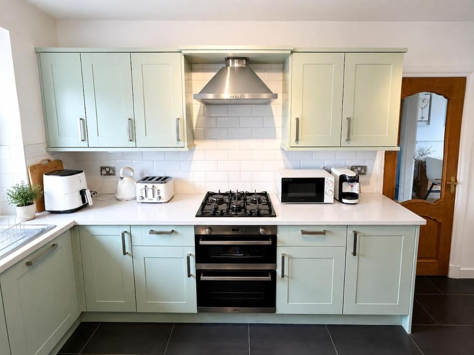 Stylish Glasgow Apartment with Balcony and Free Parking Apartment in Glasgow