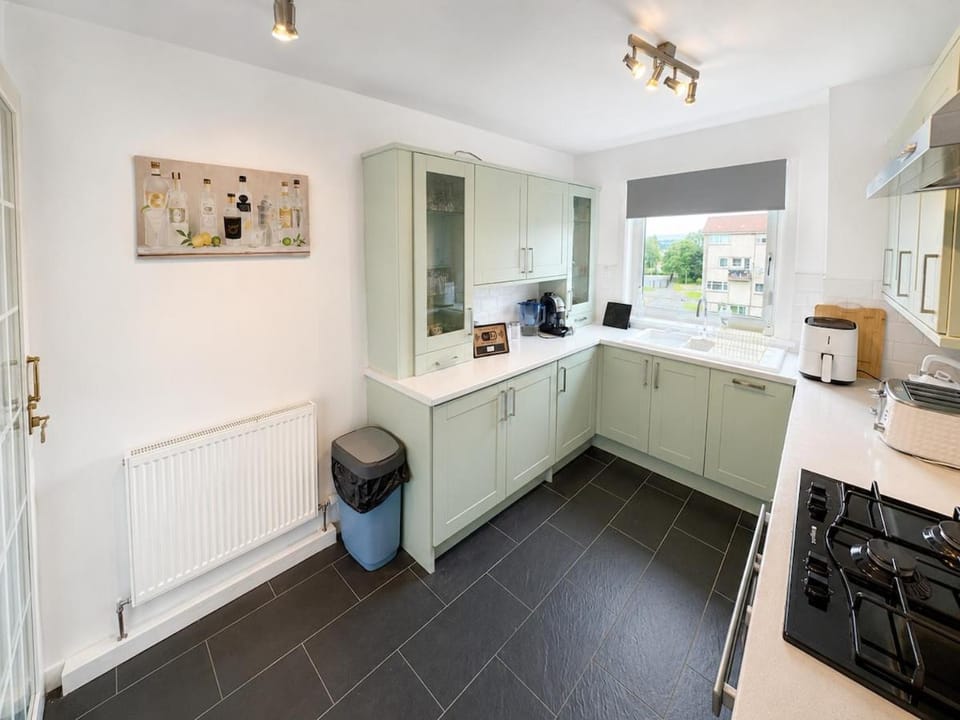 Stylish Glasgow Apartment with Balcony and Free Parking Apartment in Glasgow