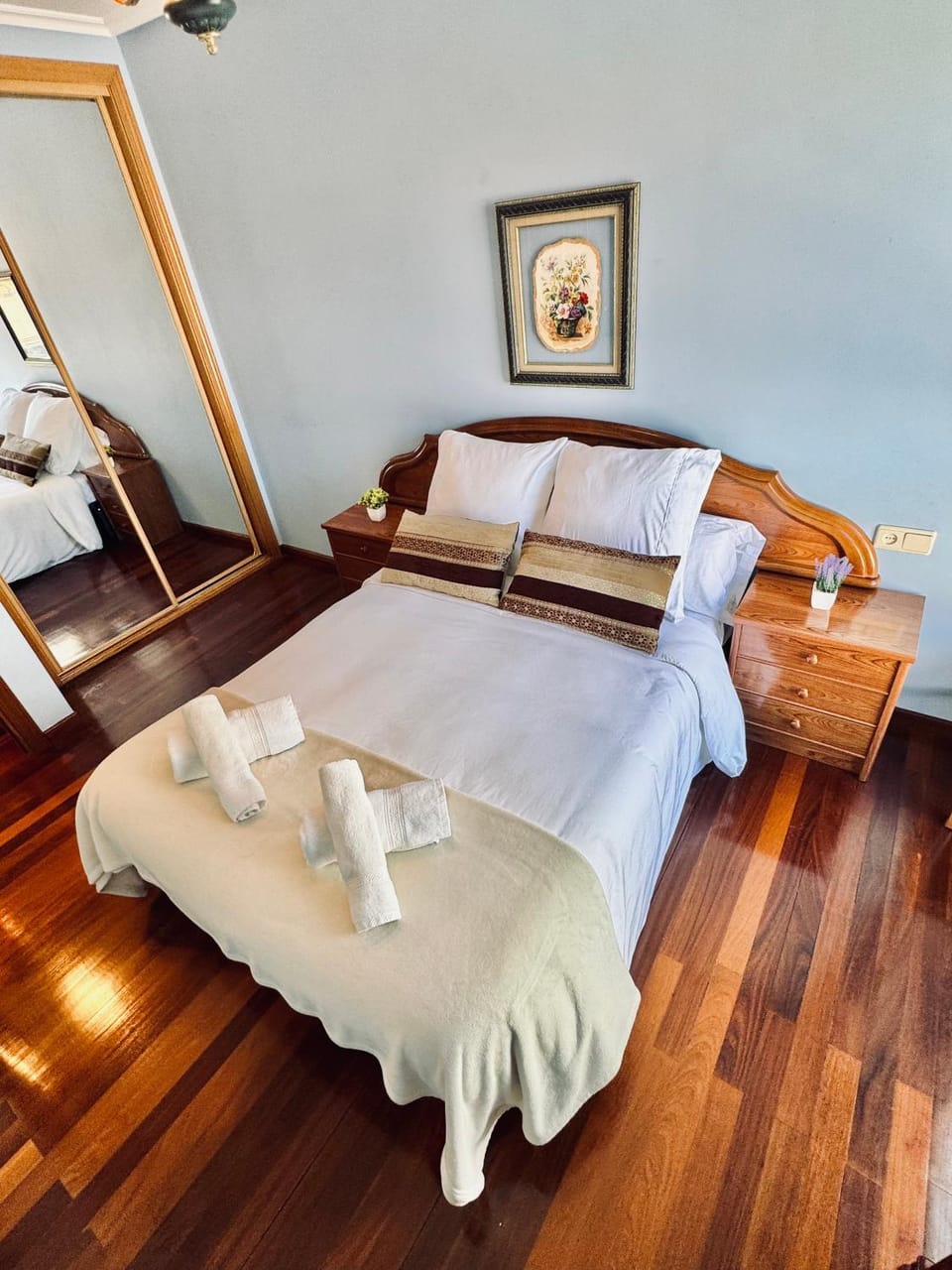 Bed, Photo of the whole room, Bedroom, towels