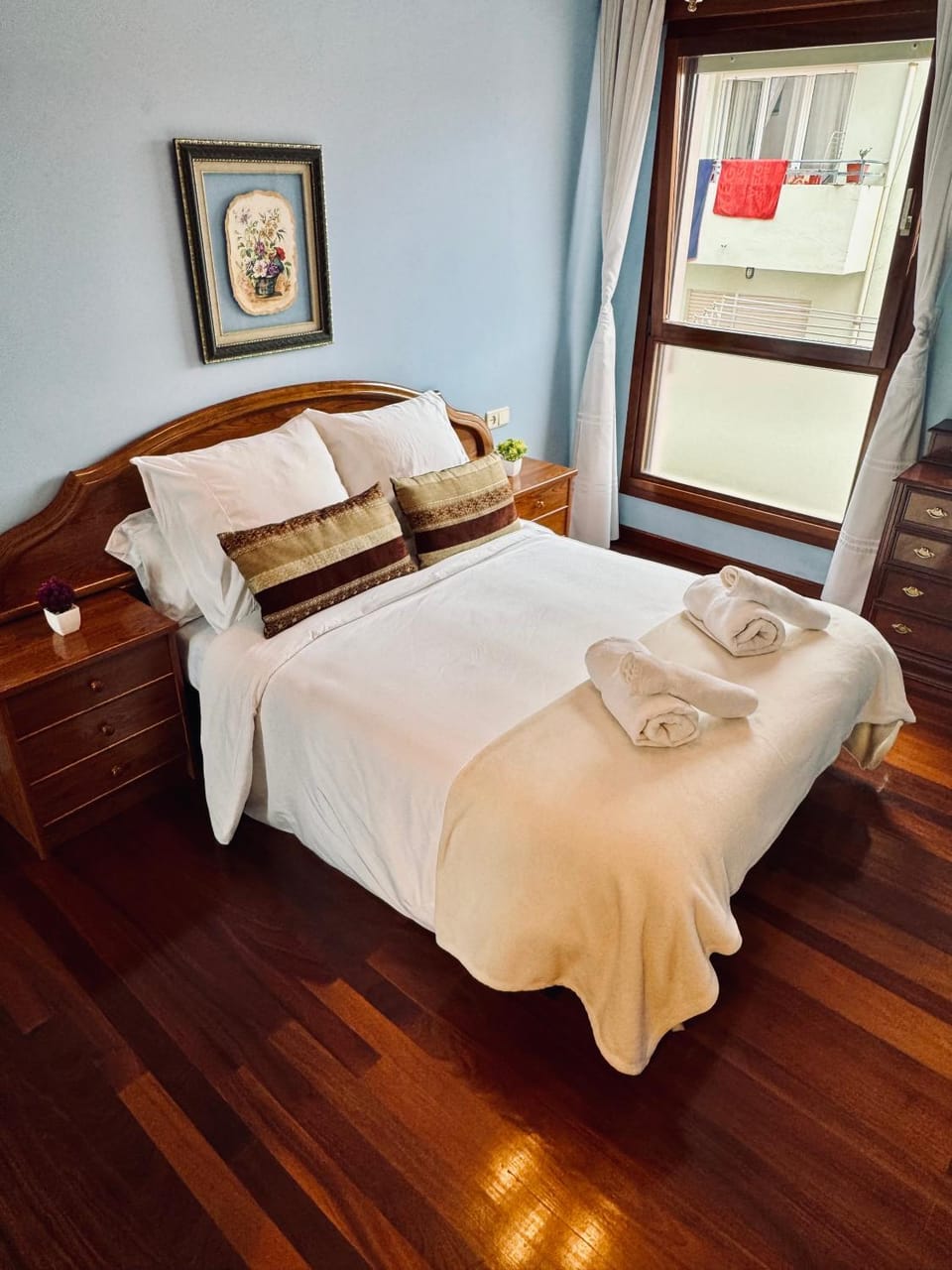 Bed, Photo of the whole room, Bedroom, towels