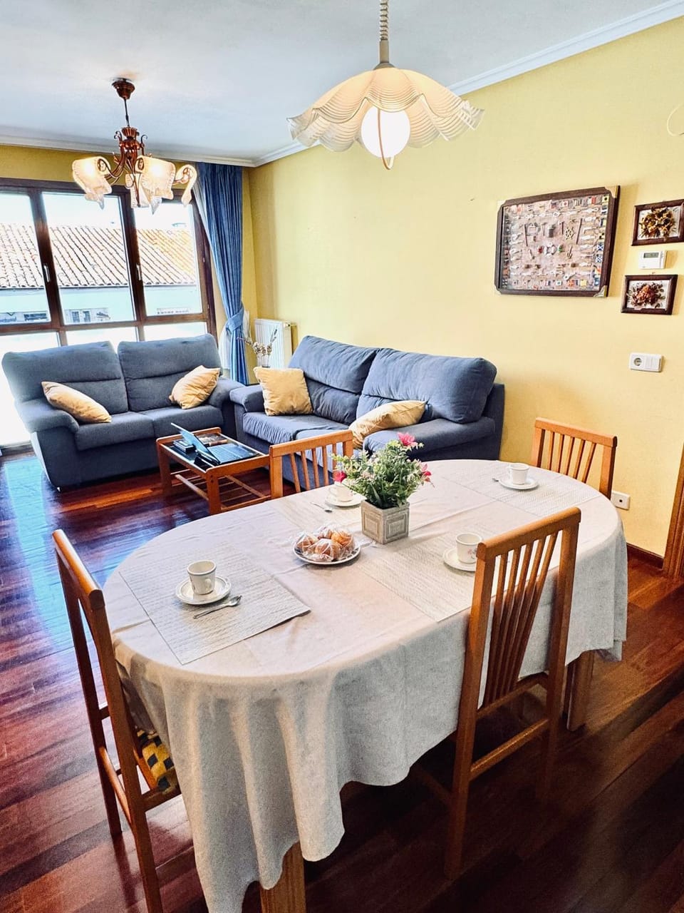 Living room, Food and drinks, Seating area, Dining area, Food