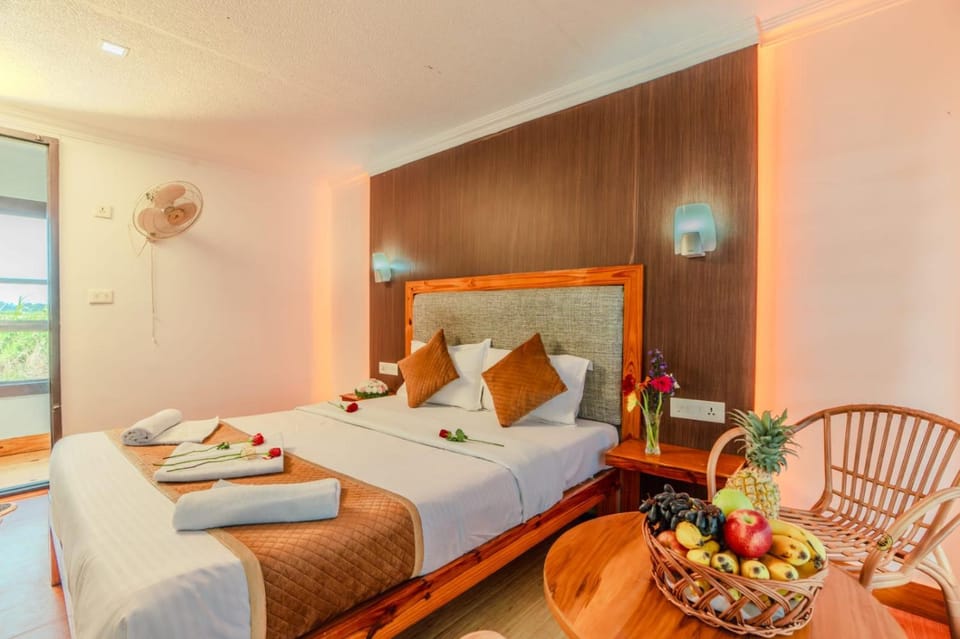 Bed, Photo of the whole room, Seating area, Bedroom, towels