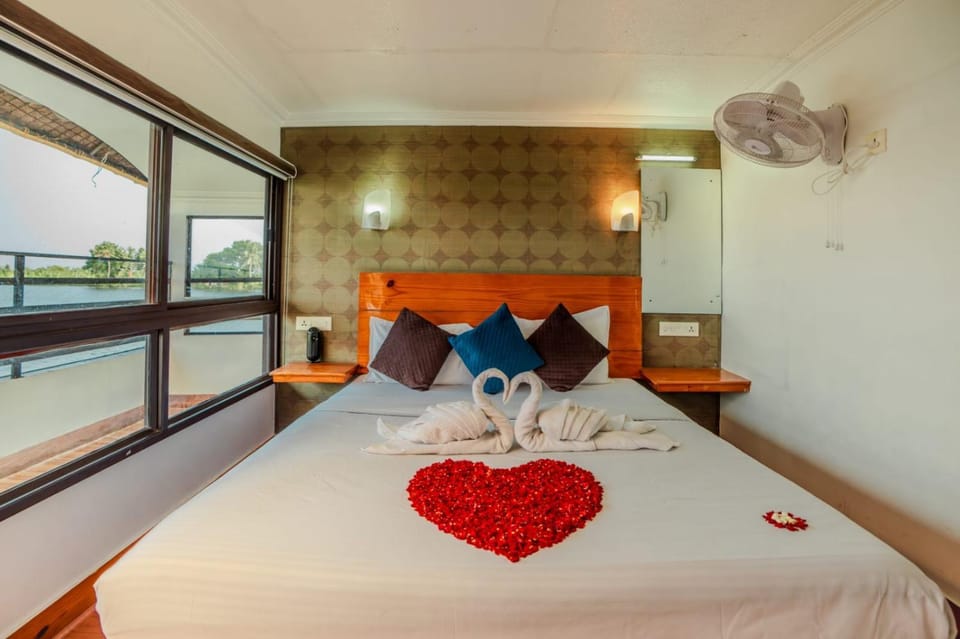 Photo of the whole room, Bedroom, towels