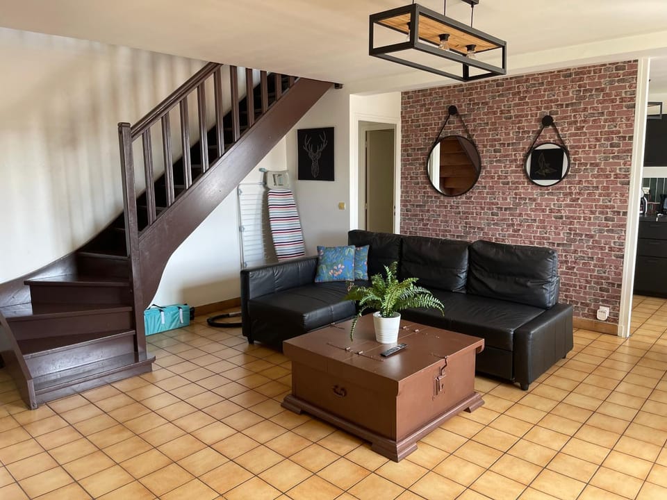 TV and multimedia, Living room, Decorative detail, Seating area, Dining area, cot, flat iron