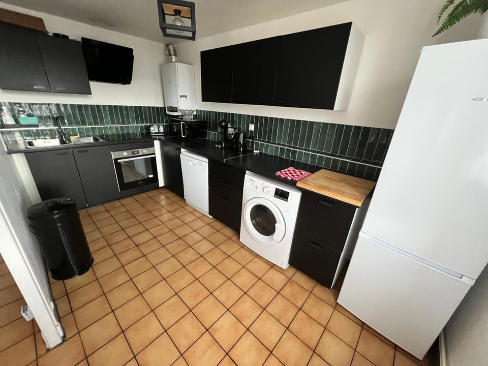 Coffee/tea facilities, Seating area, Dining area, dishwasher, heating, internet, microwave, oven, stove, toaster, washing machine, dryer, kitchen