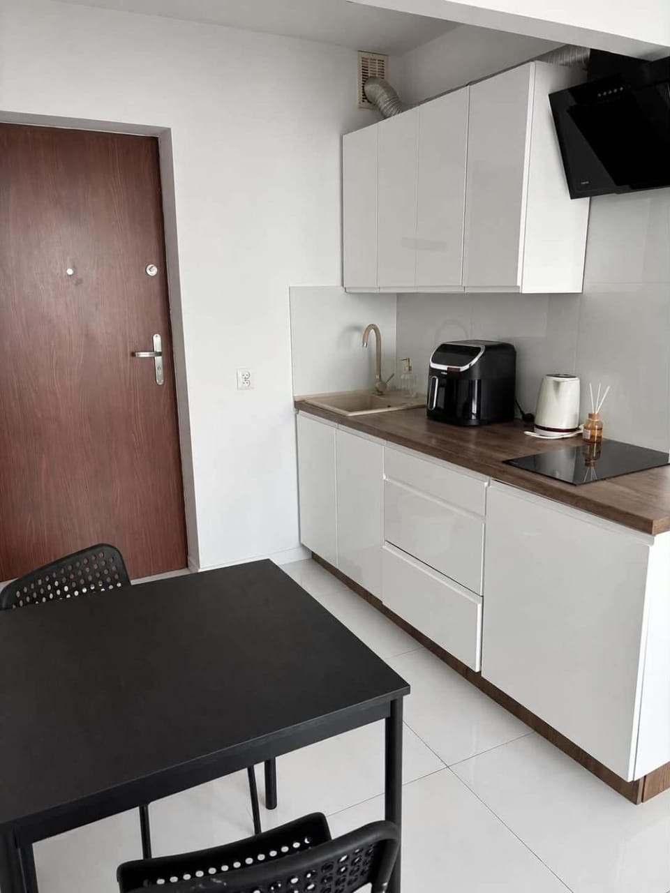 Coffee/tea facilities, Kitchen or kitchenette, Dining area, stove