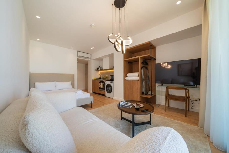 Bed, TV and multimedia, Kitchen or kitchenette, Living room, Seating area, Bedroom, air conditioner