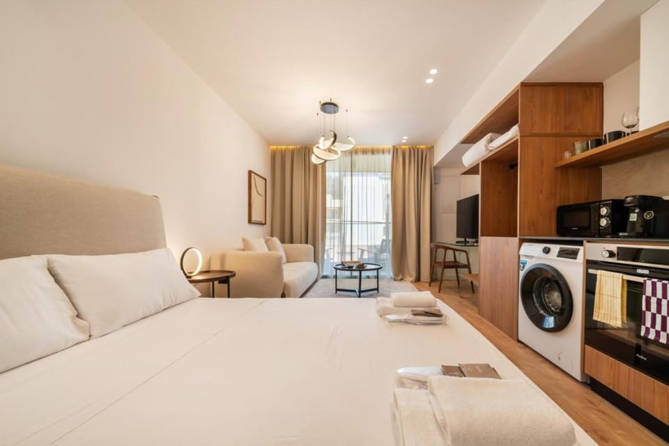 Bed, TV and multimedia, Kitchen or kitchenette, Photo of the whole room, Bedroom, towels, wardrobe, washing machine