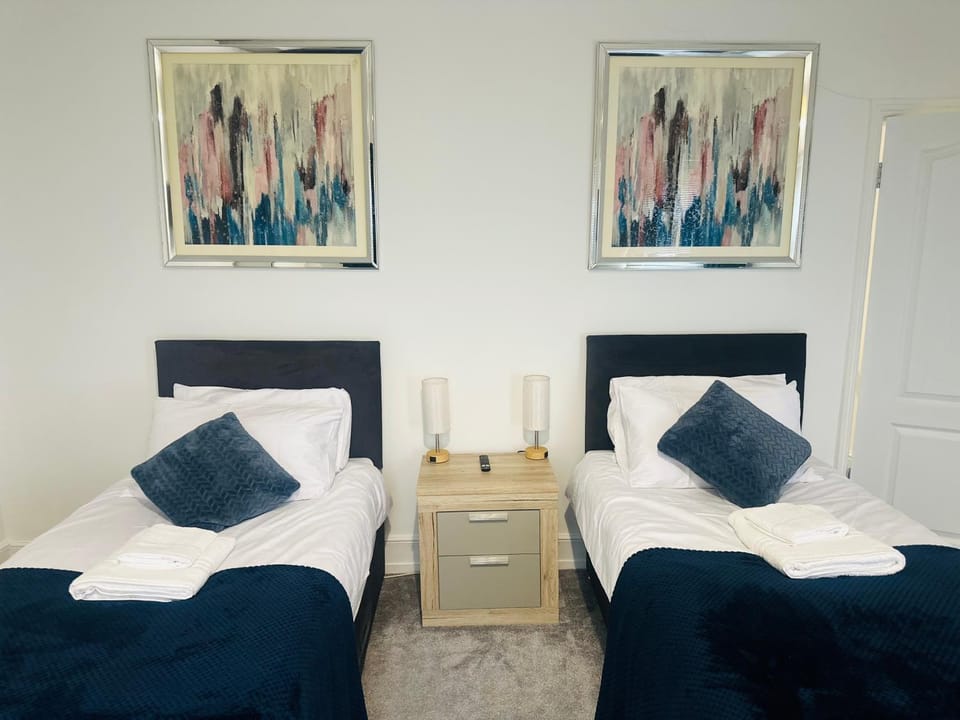 Rose House Crewe 4 Bedrooms - Sleeps 7 Central Location House in Crewe