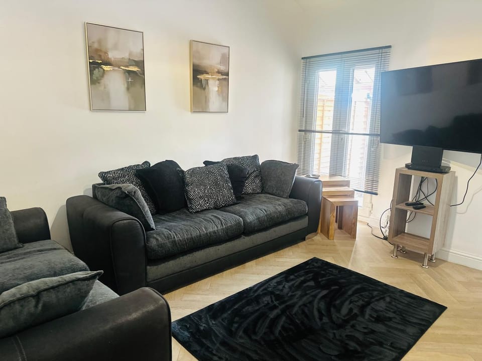 Rose House Crewe 4 Bedrooms - Sleeps 7 Central Location House in Crewe