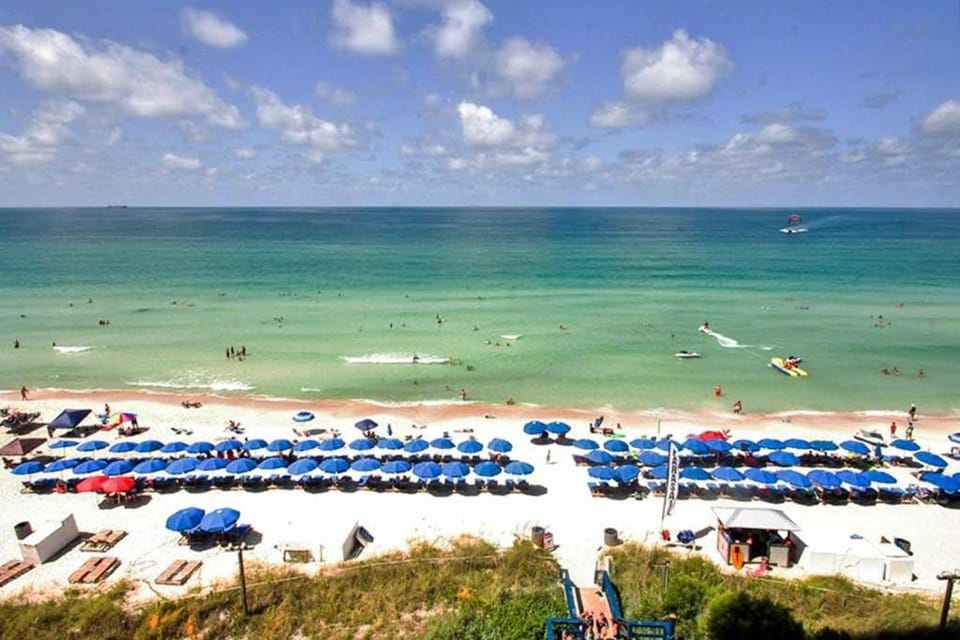 Gulf Front Family friendly getaway with Beach Service House in Lower Grand Lagoon