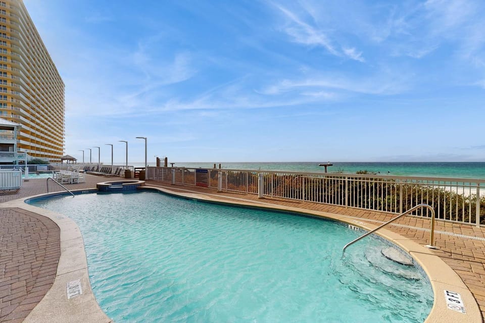 Gulf Front Family friendly getaway with Beach Service House in Lower Grand Lagoon