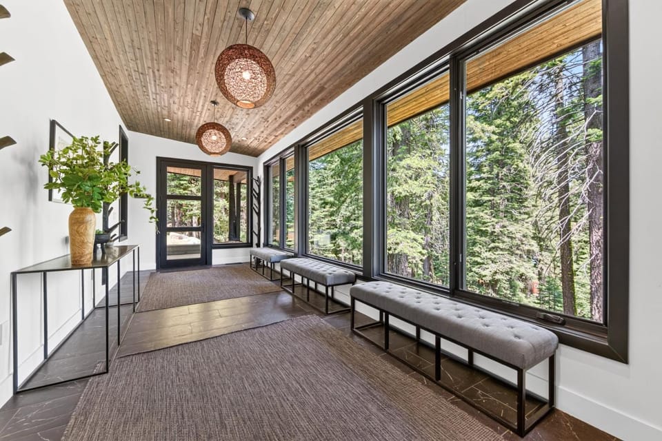 Sierra Sanctuary by Tahoe Getaways - Beautiful 5BR Pet-Friendly w Hot Tub! House in Truckee