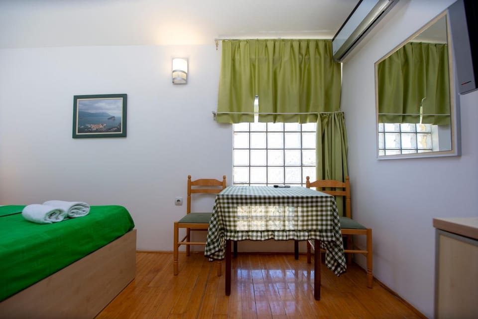 BMV 3 person without balcony Apartment in Sveti Stefan