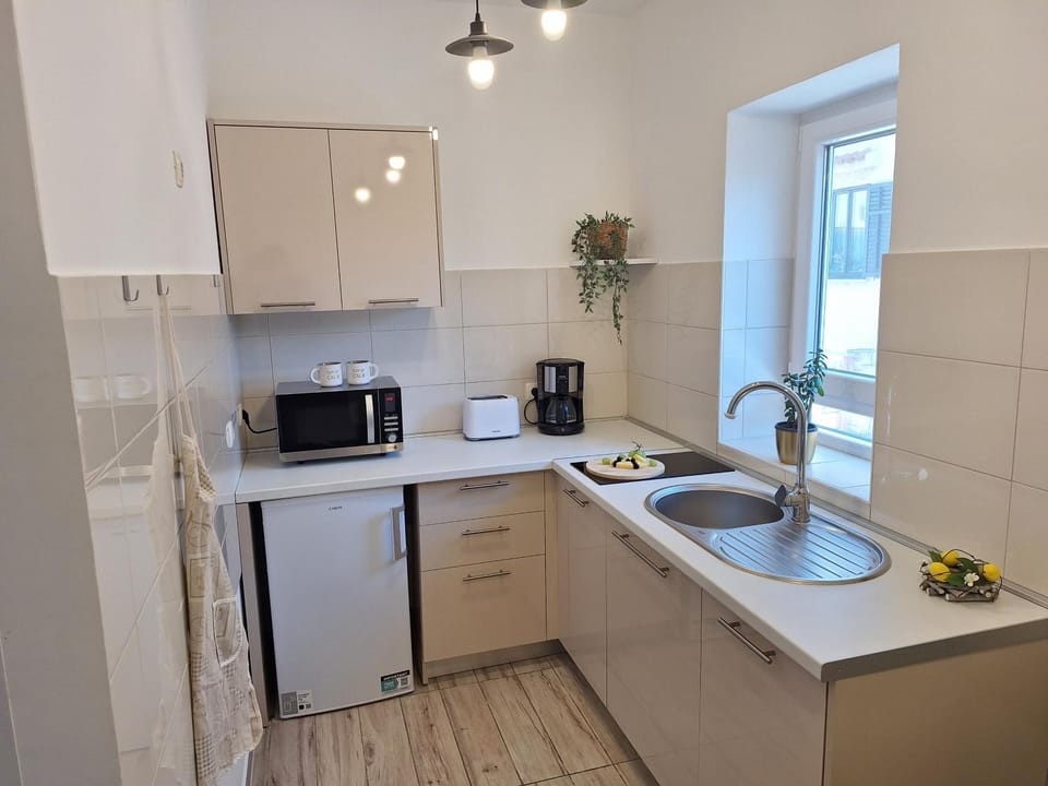 Coffee/tea facilities, Kitchen or kitchenette, dishwasher, stove, toaster
