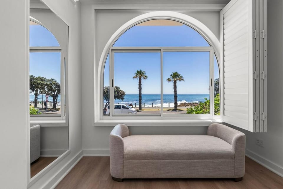 Luxury 3-Bedroom Sea View Apartment in Bantry Bay Apartment in Sea Point