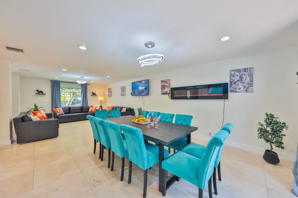 Large Group Getaway Villa 2 Hollywood Homes Movie Theater House in Hollywood